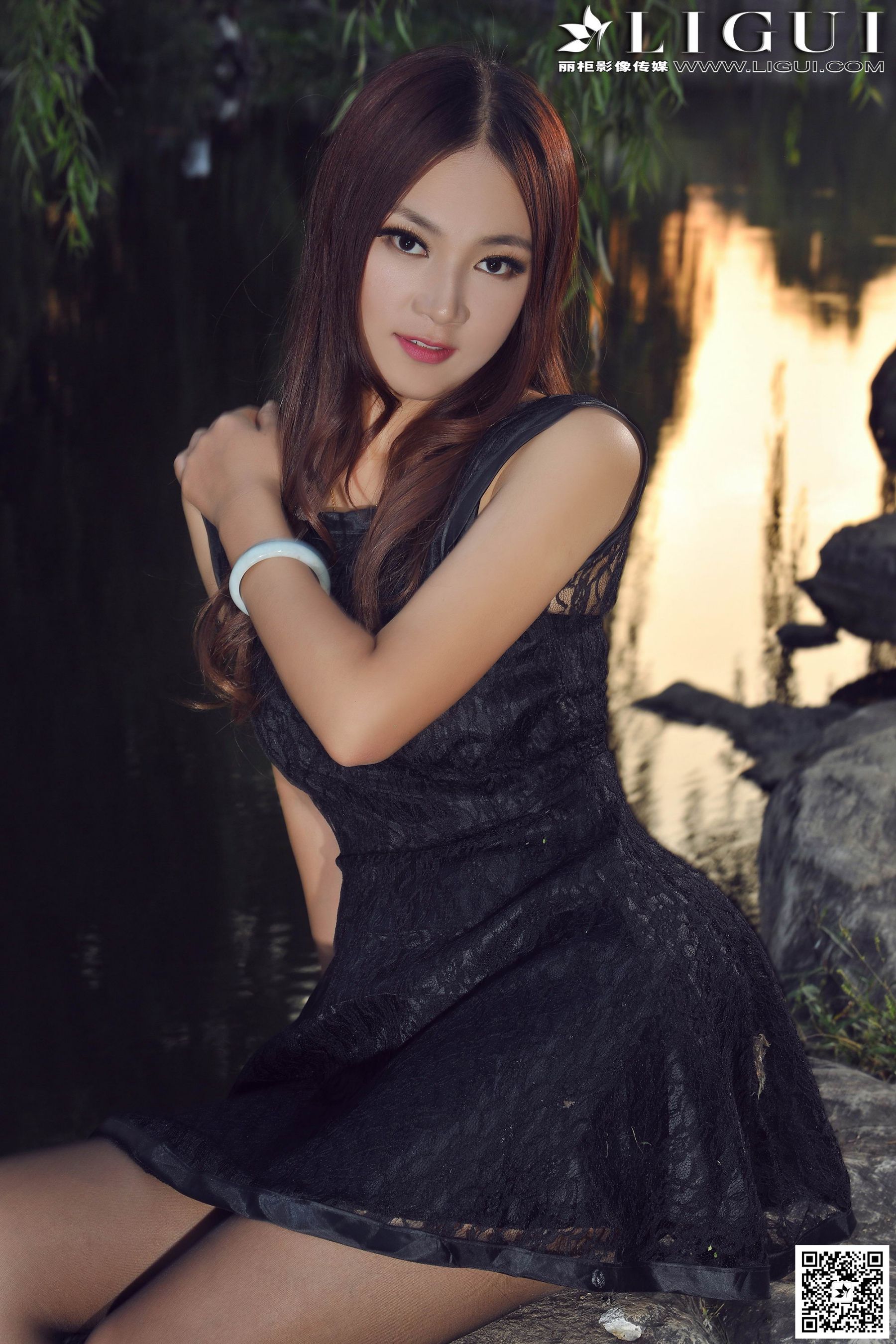 Model 叶子《公园黑丝高跟时尚外拍》上下全集  美腿玉足写真图片-图62