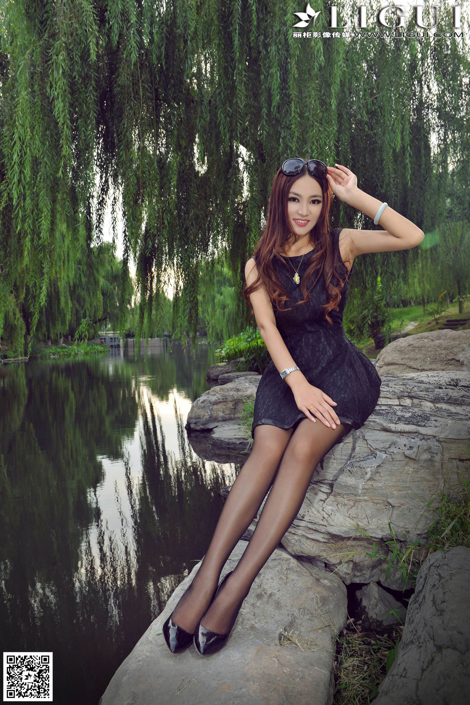 Model 叶子《公园黑丝高跟时尚外拍》上下全集  美腿玉足写真图片-图6