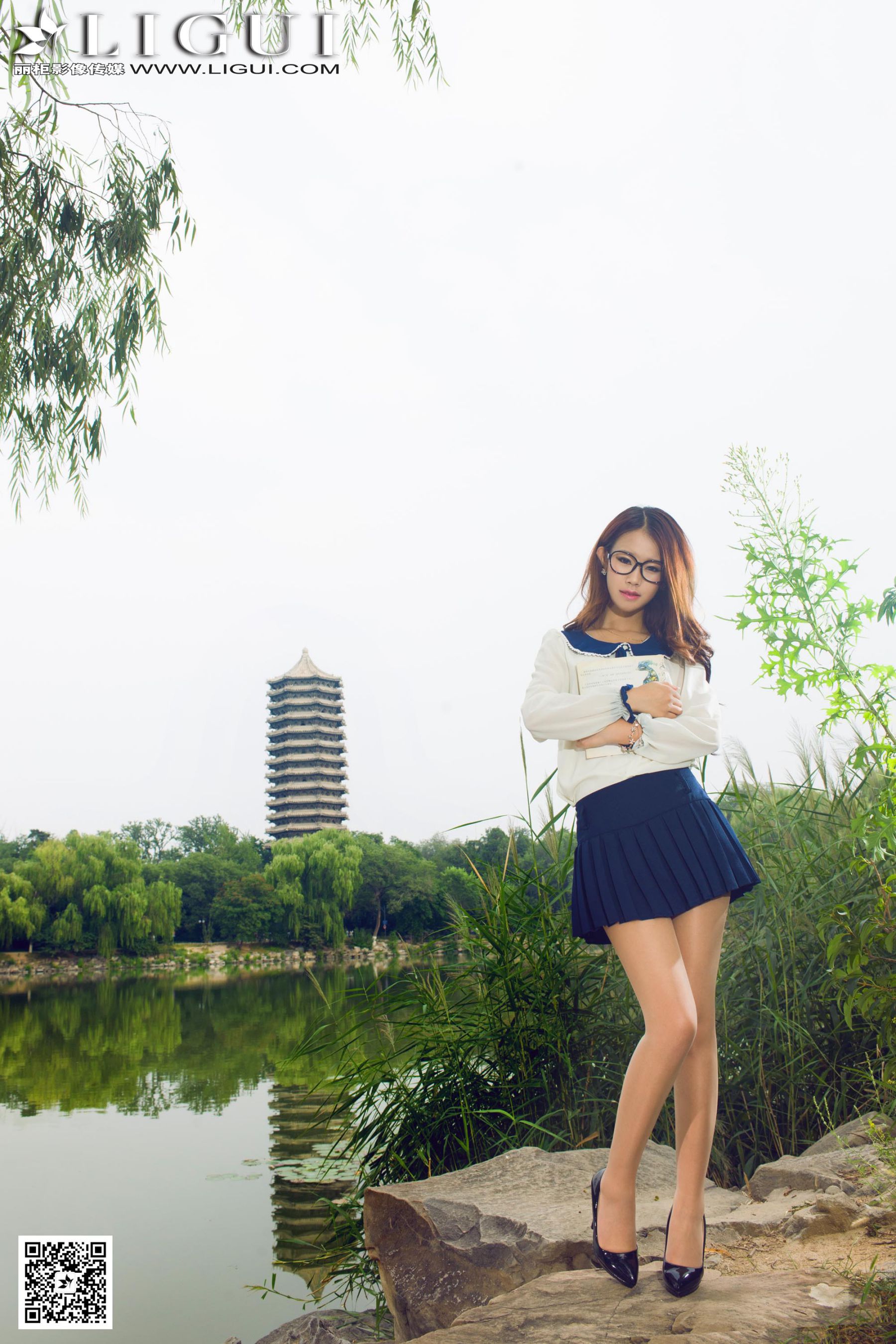 Model 语寒《校花女神公园美拍》上下全集  美腿玉足写真图片-图0