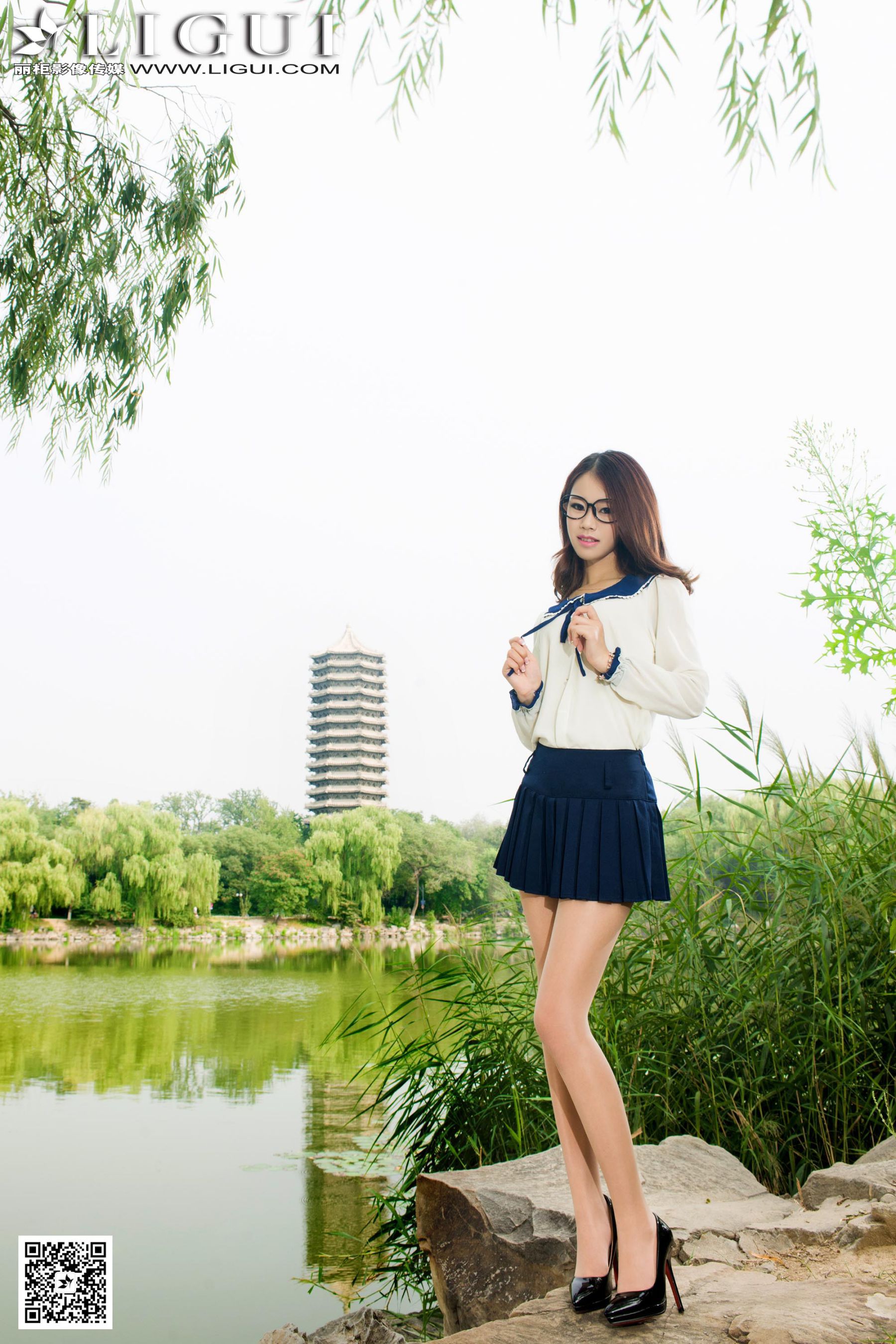 Model 语寒《校花女神公园美拍》上下全集  美腿玉足写真图片-图12
