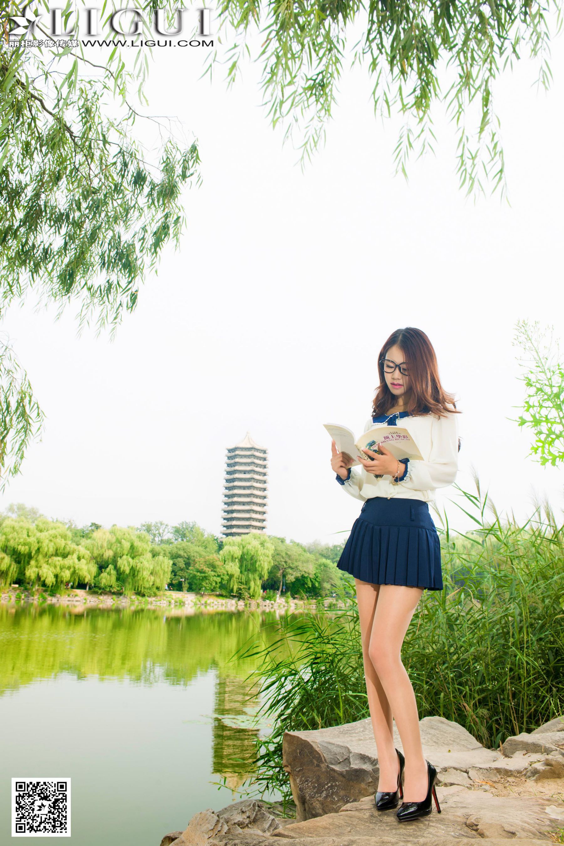 Model 语寒《校花女神公园美拍》上下全集  美腿玉足写真图片-图13