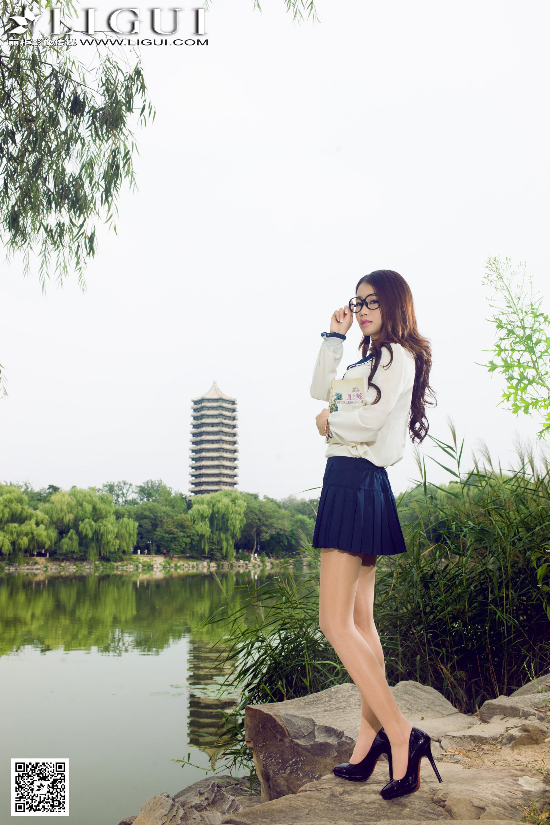 Model 语寒《校花女神公园美拍》上下全集  美腿玉足写真图片-图3